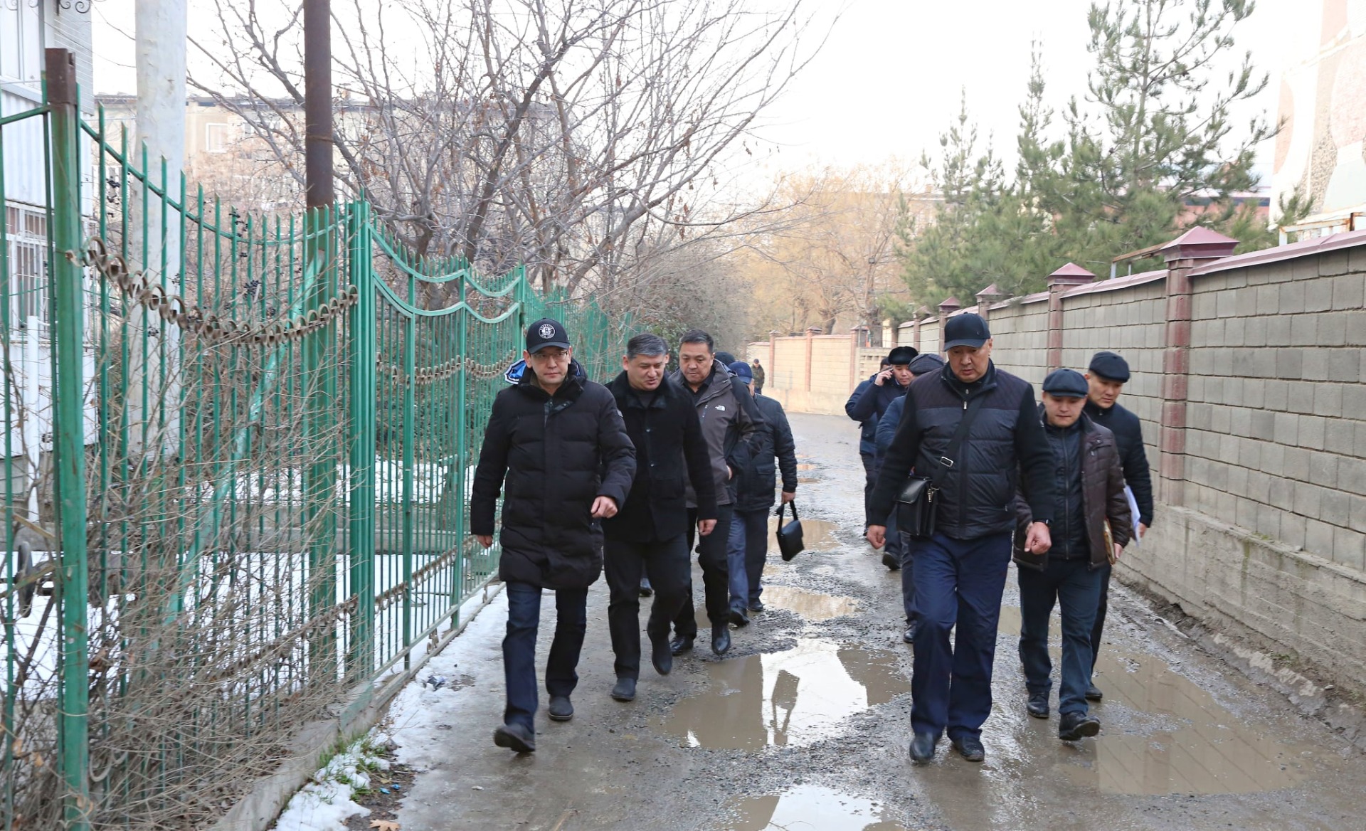 В Оше снесут создающие помехи для пешеходов заборы