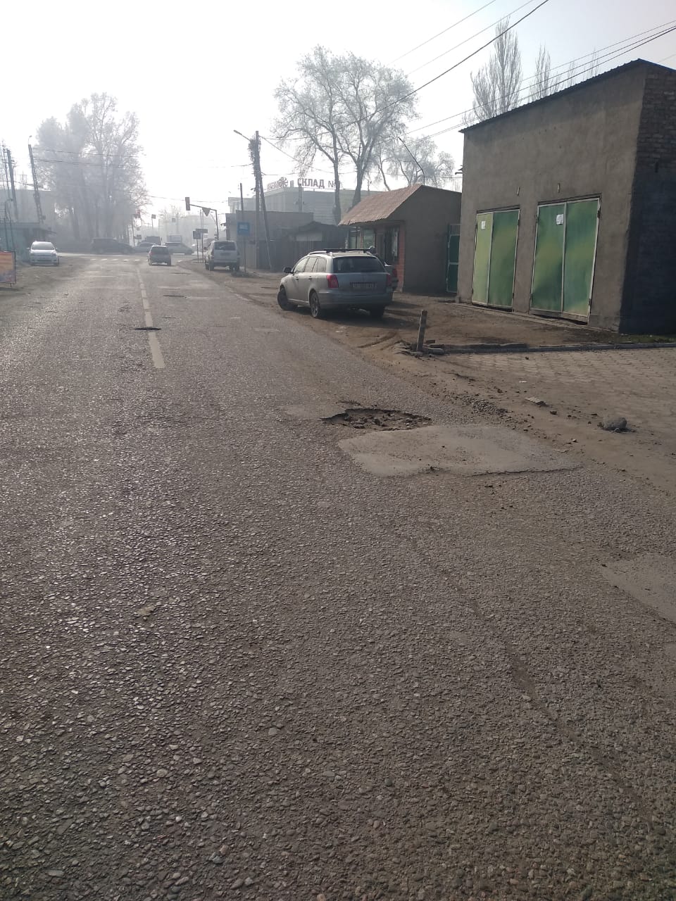 Заделать ямы на дороге просит бишкекчанин