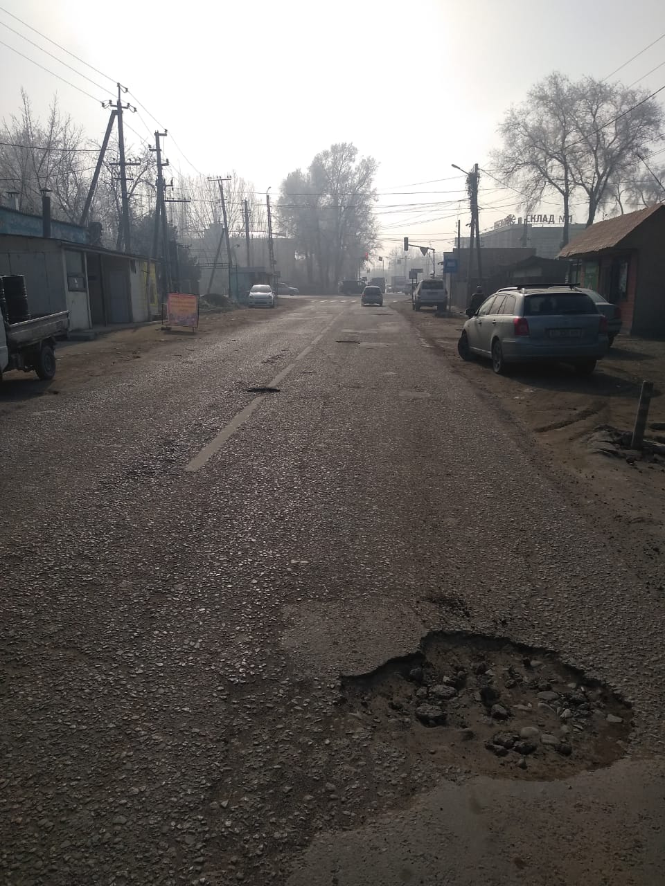 Заделать ямы на дороге просит бишкекчанин