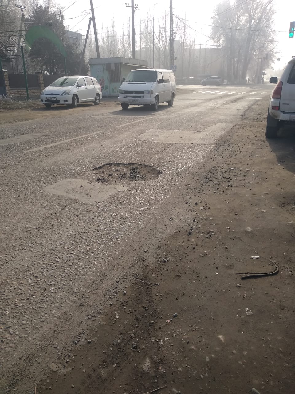 Заделать ямы на дороге просит бишкекчанин