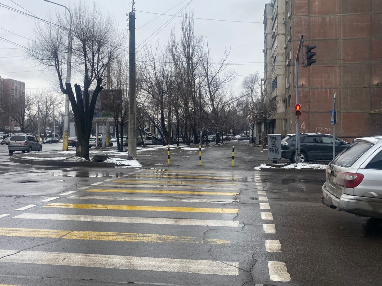 Мэрия демонтировала столбили перед тротуаром, которые сама же установила ранее