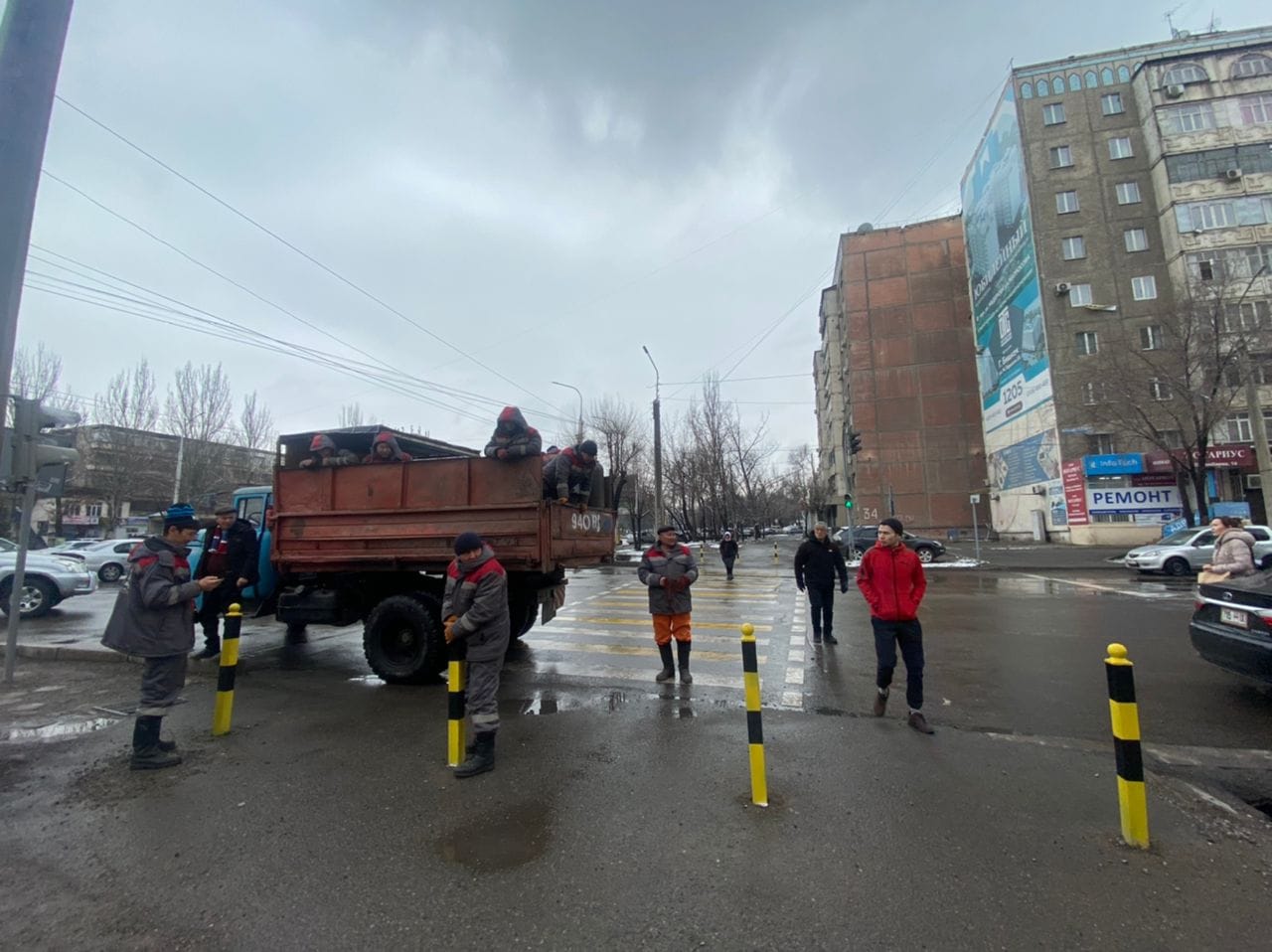 Мэрия демонтировала столбили перед тротуаром, которые сама же установила ранее