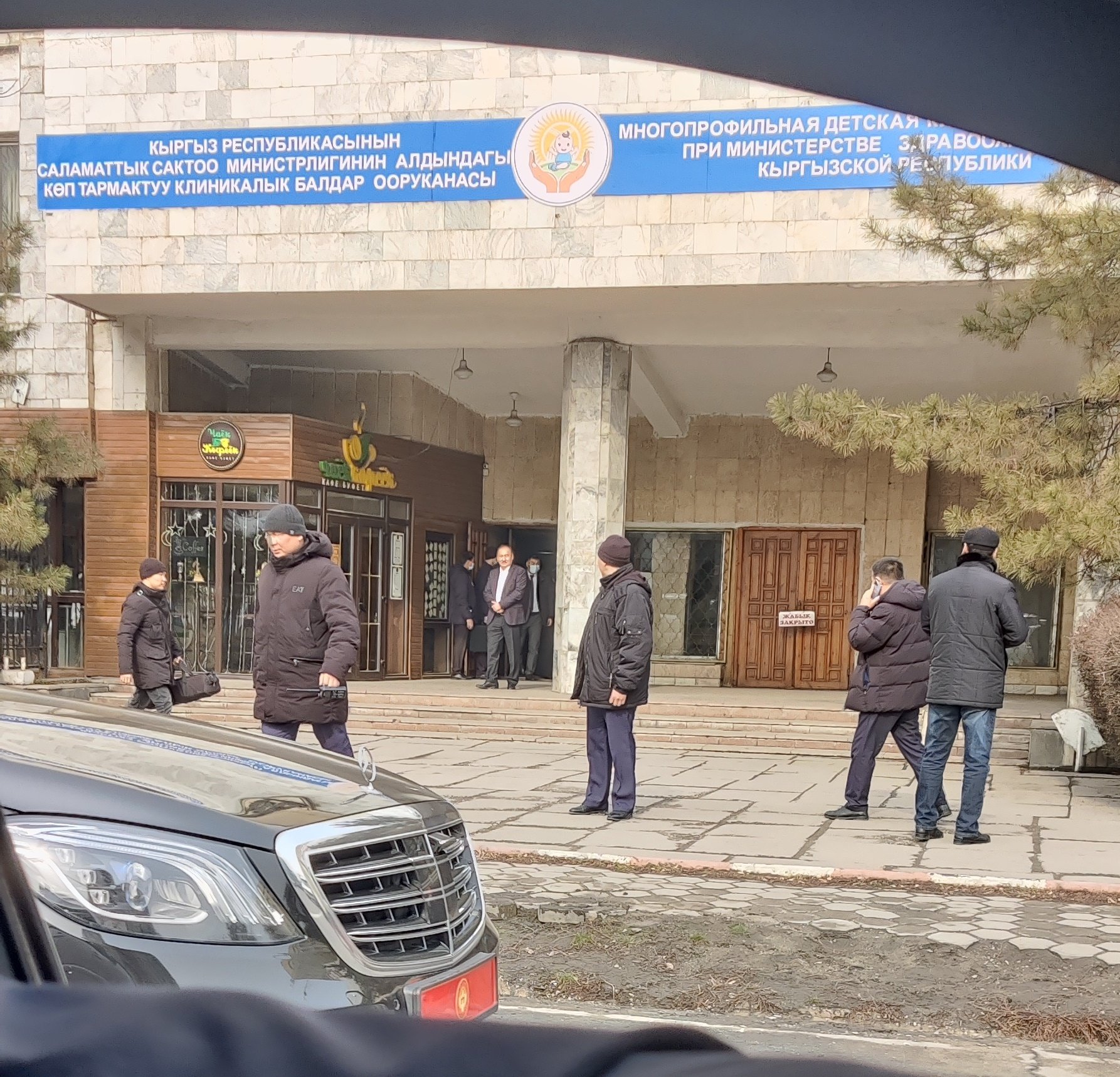 Садыр Жапаров и Алымкадыр Бейшеналиев посетили Многопрофильную детскую больницу