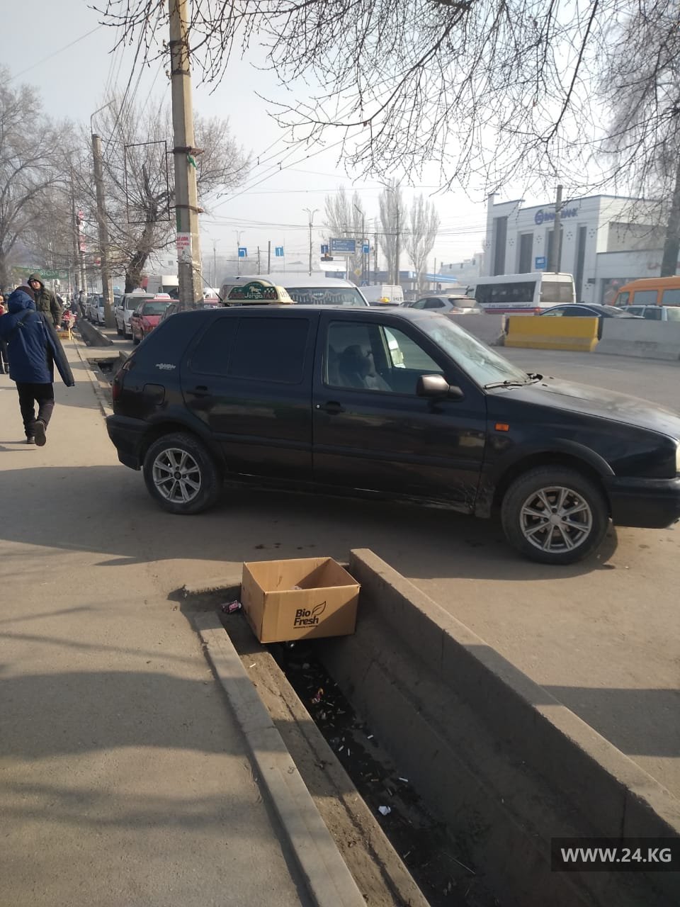 Машины мешают общественному транспорту