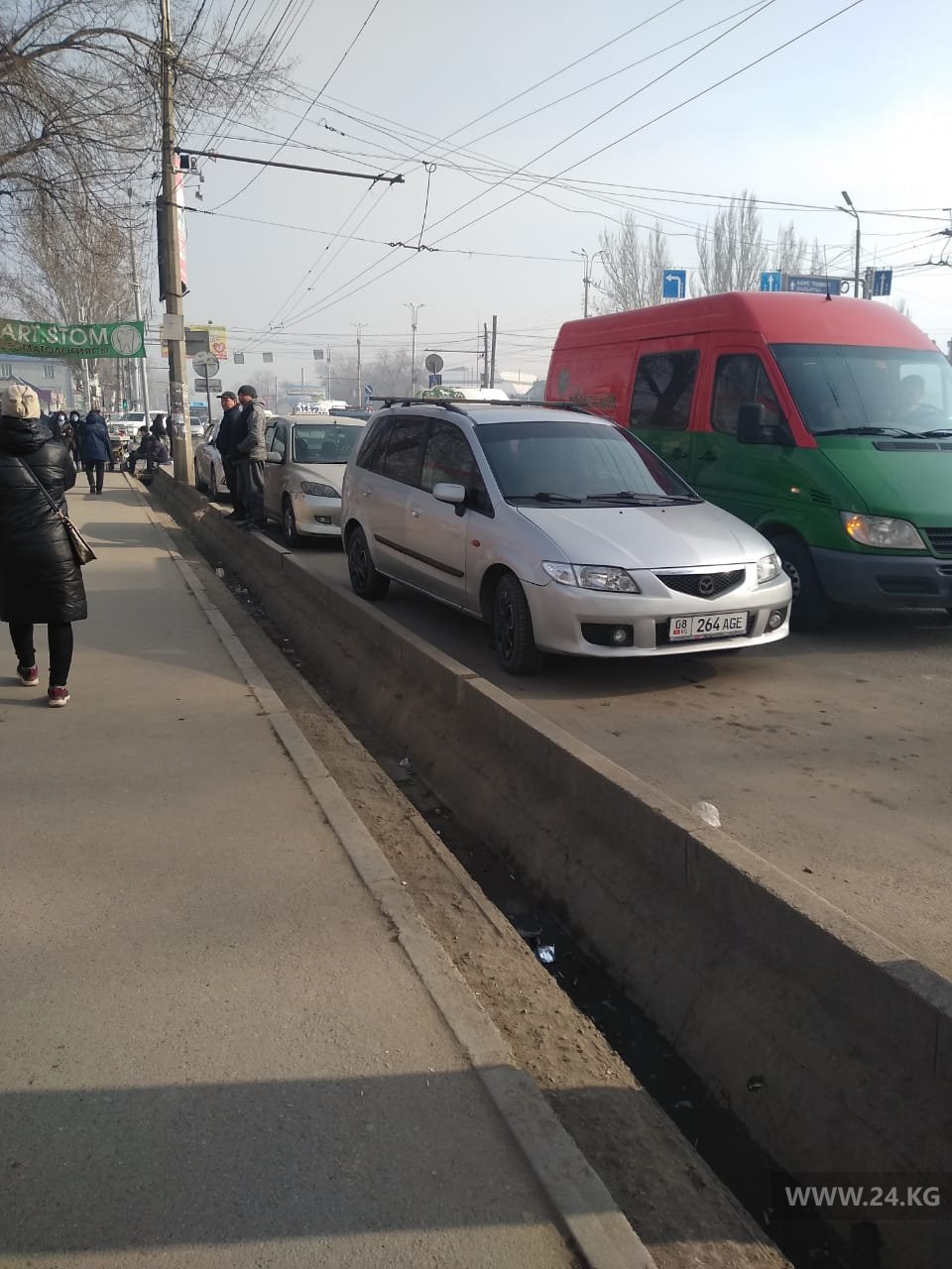 Машины мешают общественному транспорту