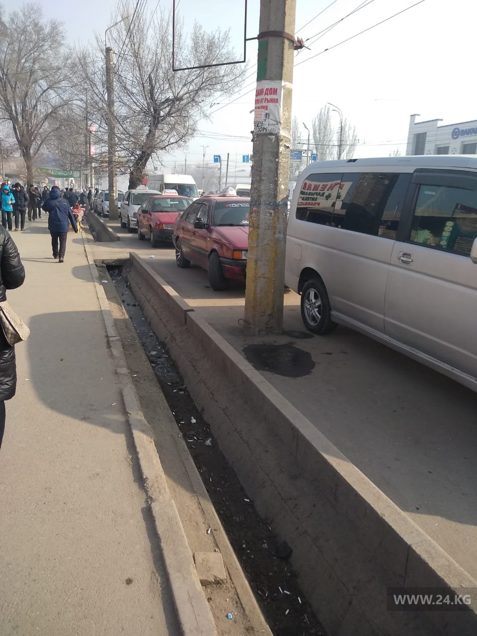 Машины мешают общественному транспорту