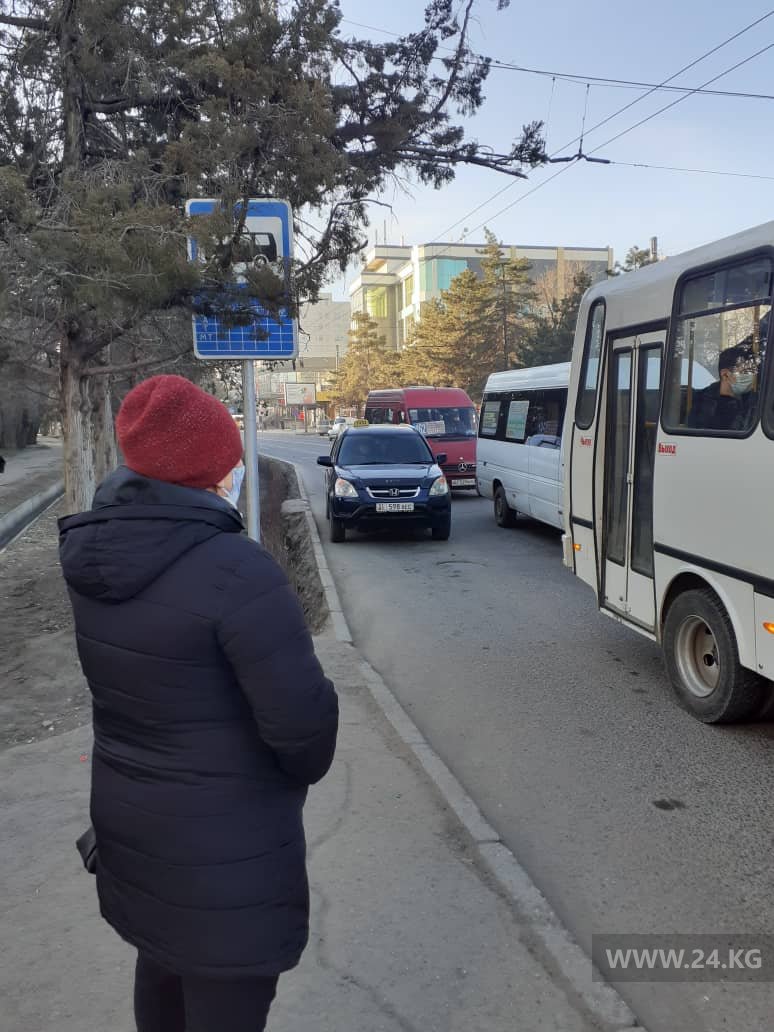 Машины мешают общественному транспорту