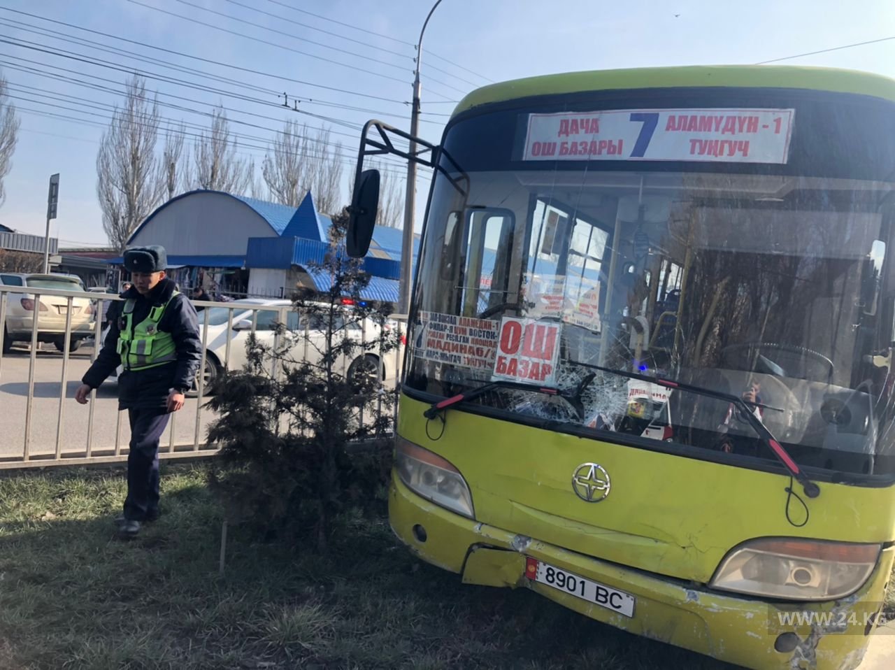 В Бишкеке автобус врезался в ограждение