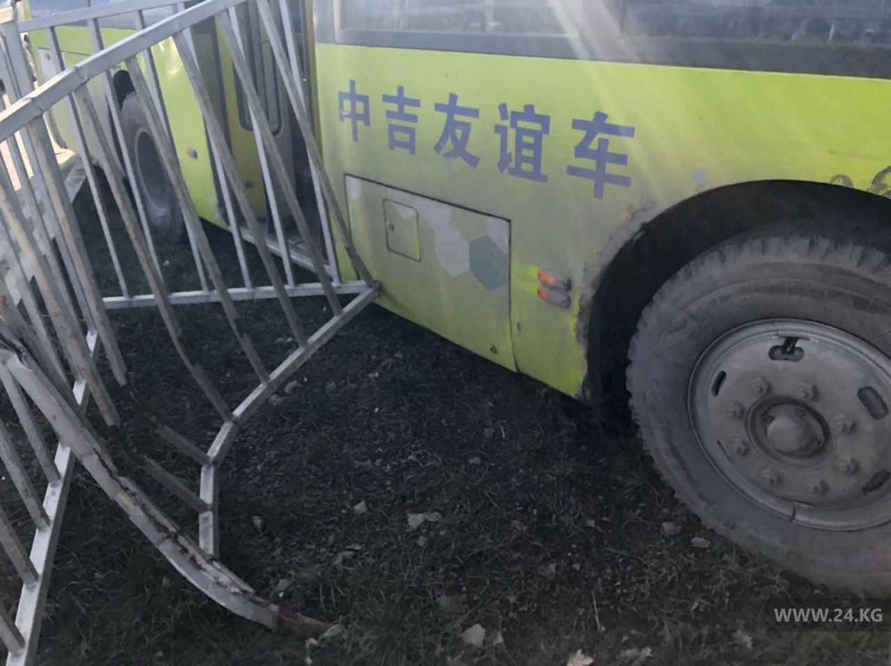 В Бишкеке автобус врезался в ограждение