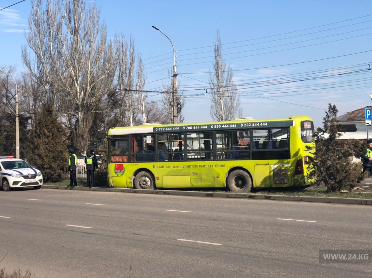В Бишкеке автобус врезался в ограждение