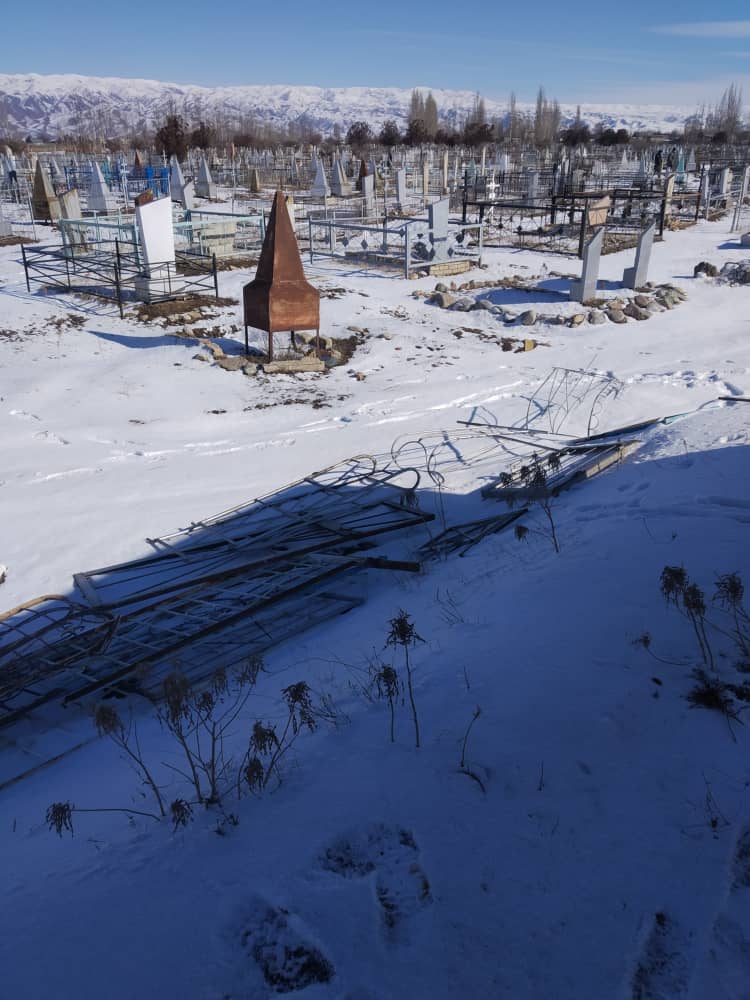Вандалы разгромили христианское кладбище в городе Кемине