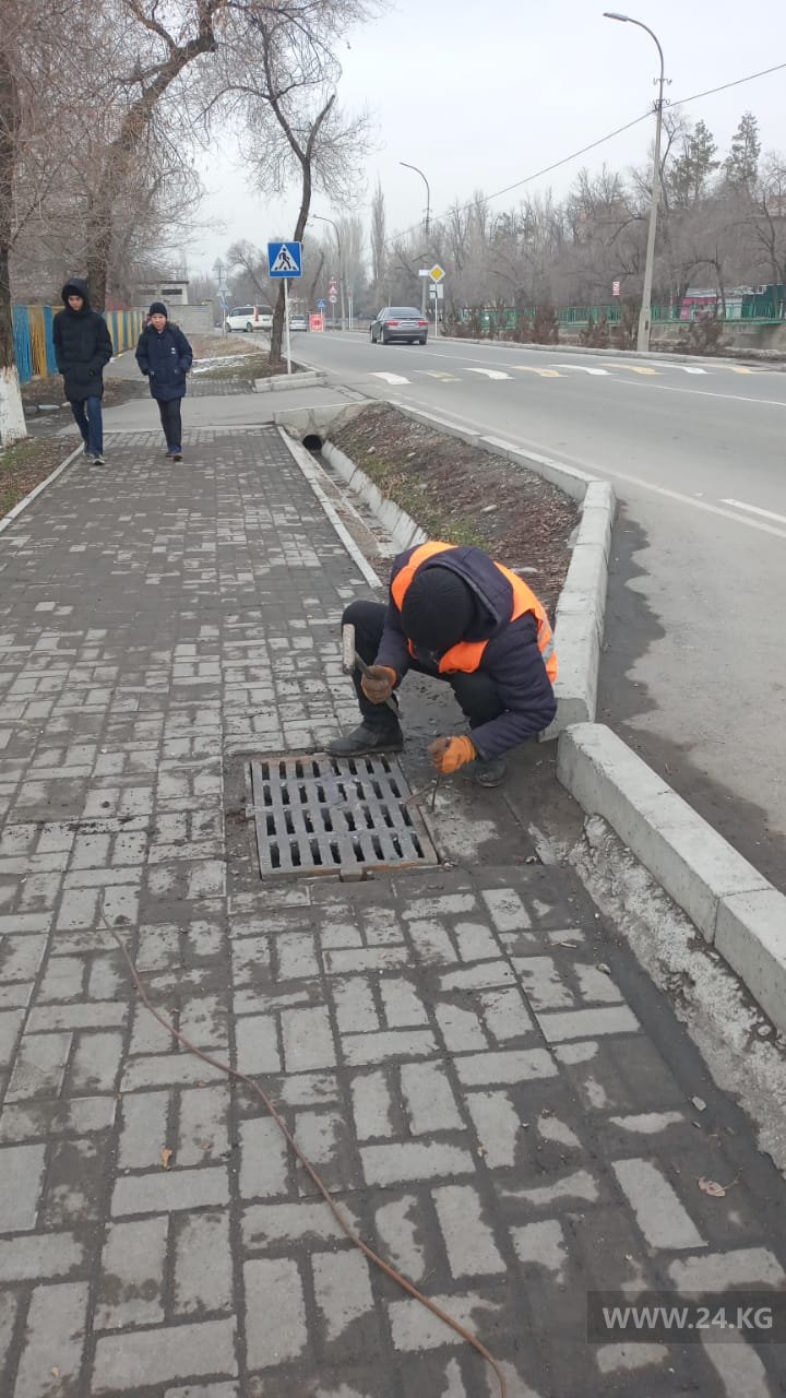 Рабочие устанавливают решетки