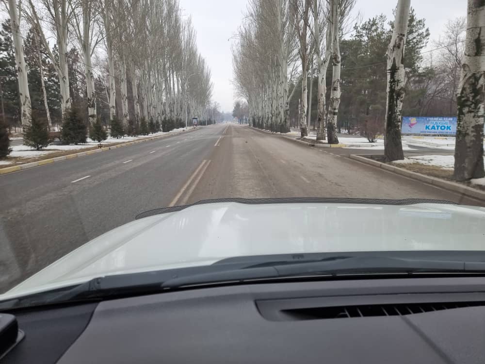 Грузовые автомобили пачкают асфальт по проспекту Чингиза Айтматова