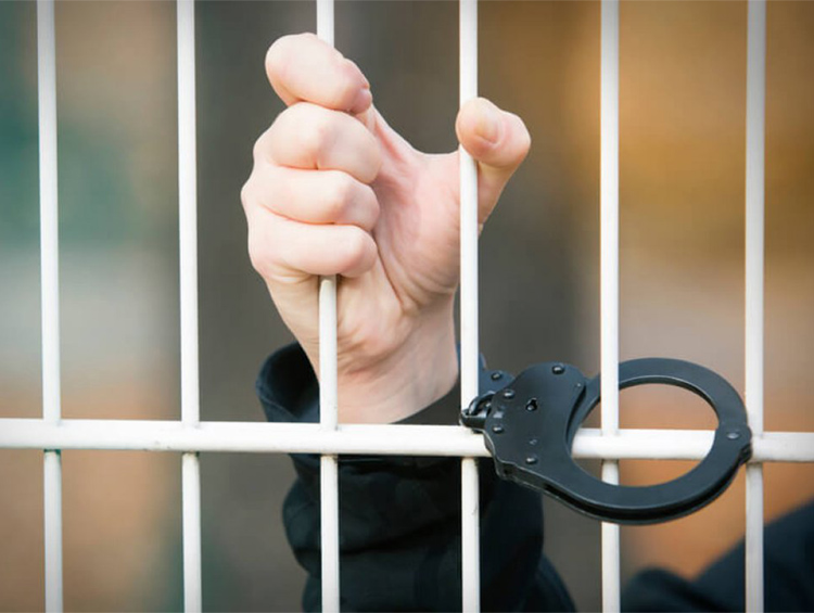В Кыргызстане уголовные дела возбуждают десятками, но многие видят в них лишь попытку расправиться с неугодными или выбить из чиновников деньги