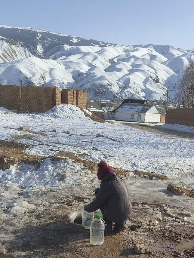 Ребенок набирает воду в Нарыне