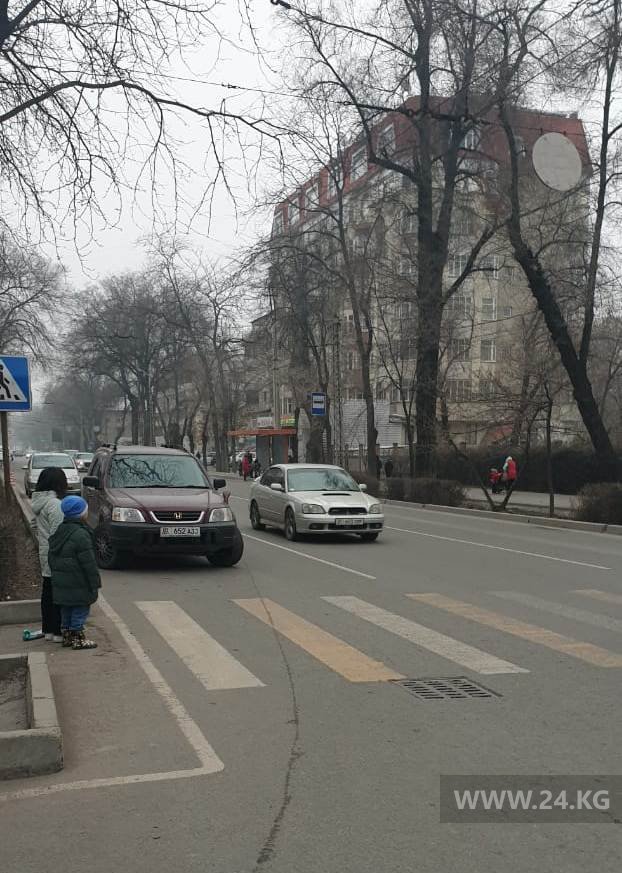 Водители жалуются на авто перед пешеходными переходами