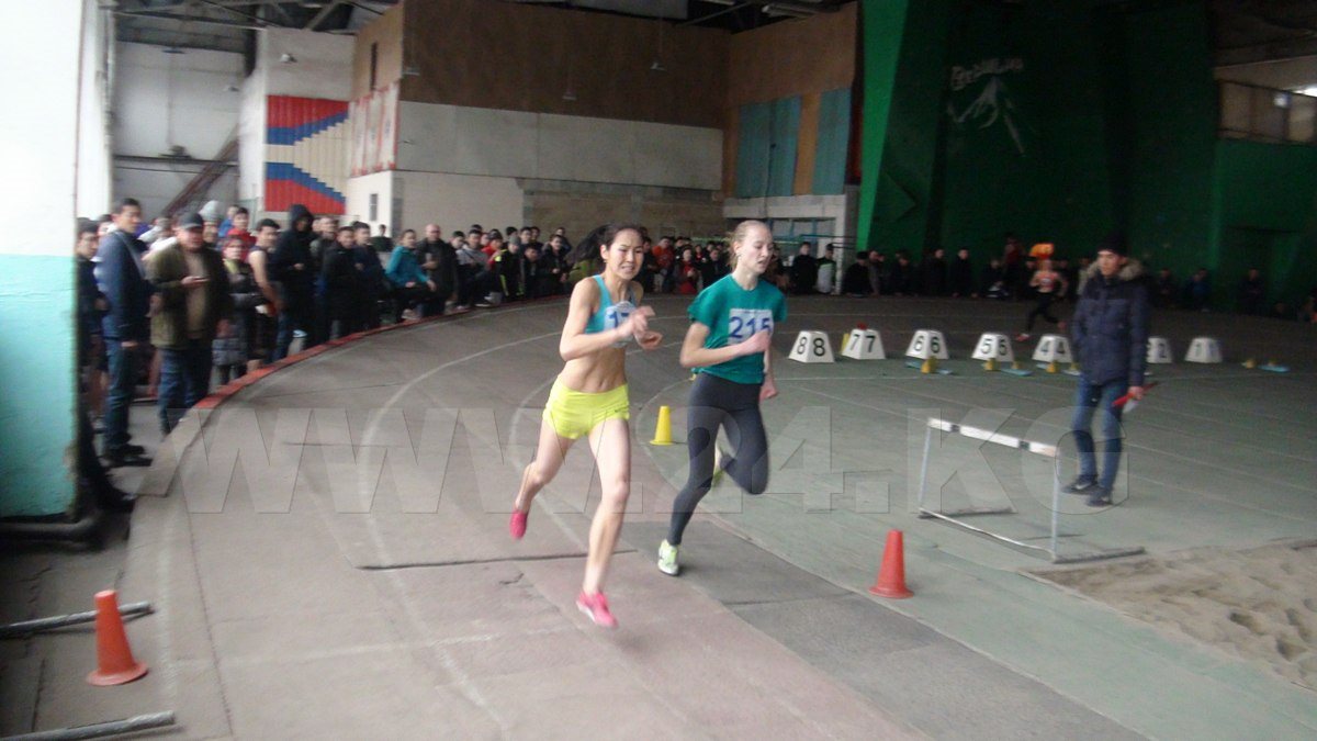 ИА «24.kg». Забег на чемпионате Кыргызстана по легкой атлетике. Бишкек, февраль 2017 года