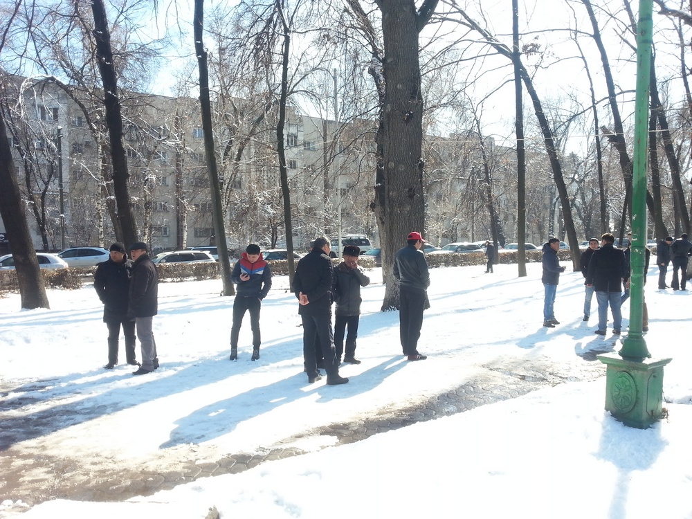 Сторонники Омурбека Текебаева собираются на митинг у здания ГКНБ