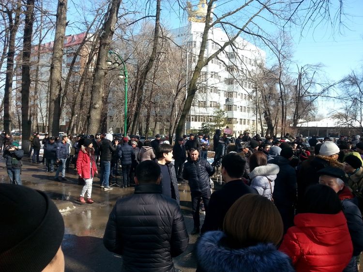У здания ГКНБ собрались родственники, однопартийцы и сторонники Омурбека Текебаева