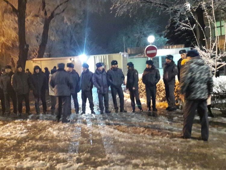 Ночное оцепление у здания ГКНБ, куда доставили Омурбека Текебаева