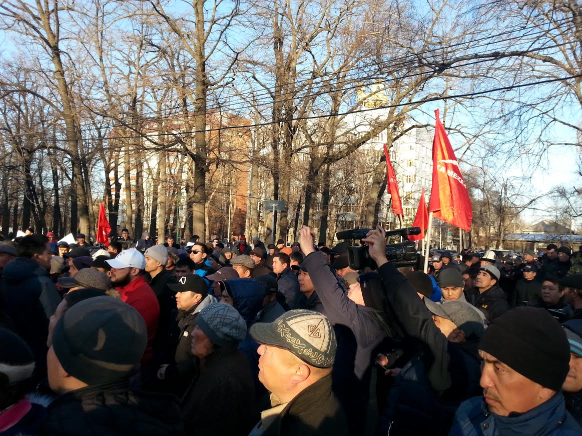 Митингующие попытались дважды прорвать оцепление. Милиция их оттеснила