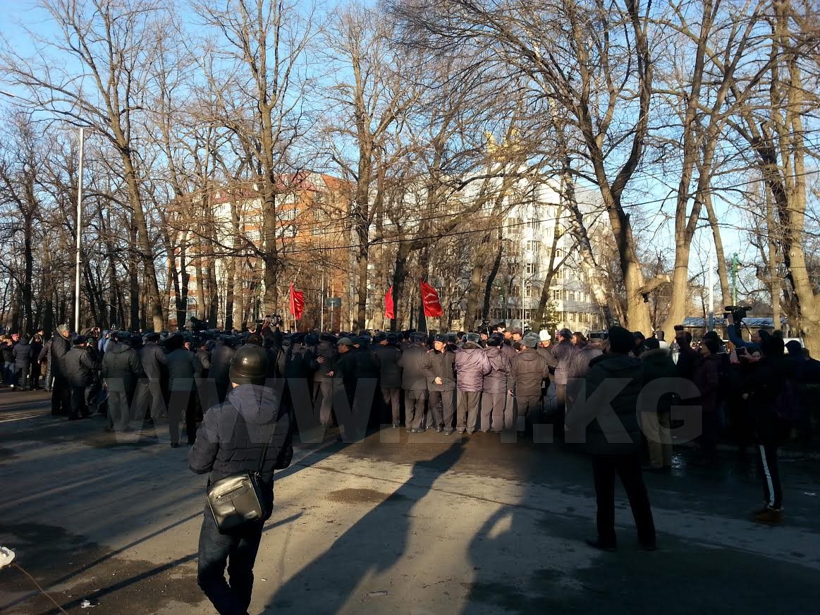 ИА «24.kg». Митингующие пытались прорвать оцепление. Милиция их оттеснила