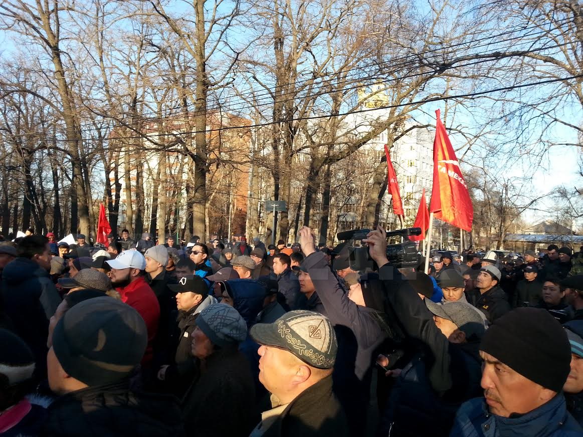 ИА «24.kg». Чуть позже сторонники Омурбека Текебаева пытались прорвать оцепление еще раз