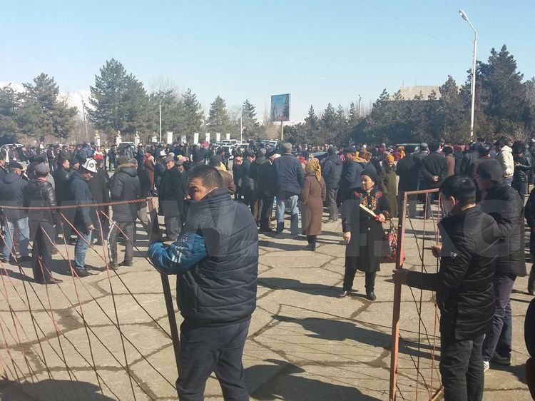 ИА «24.kg». Митингующие в Базар-Коргоне начали устанавливать юрту