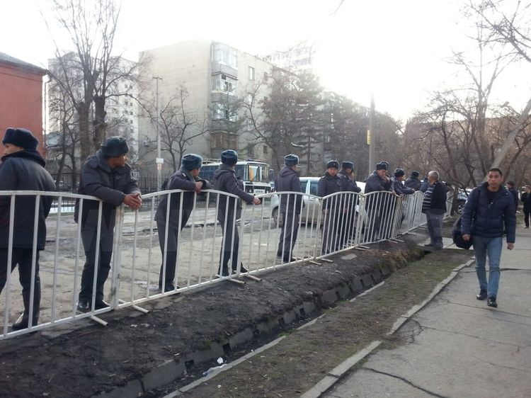 Здание Первомайского суда оцеплено усиленными нарядами милиции