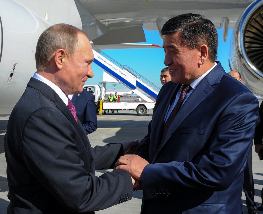 Аппарат правительства КР. Владимира Путина в аэропорту «Манас» встретил премьер-министр Кыргызстана Сооронбай Жээнбеков