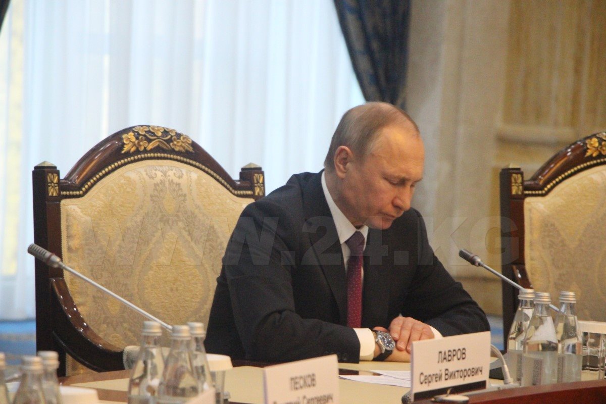 Владимир Путин высоко оценил жесткую позицию Алмазбека Атамбаева по отстаиванию интересов Кыргызстана в ЕАЭС