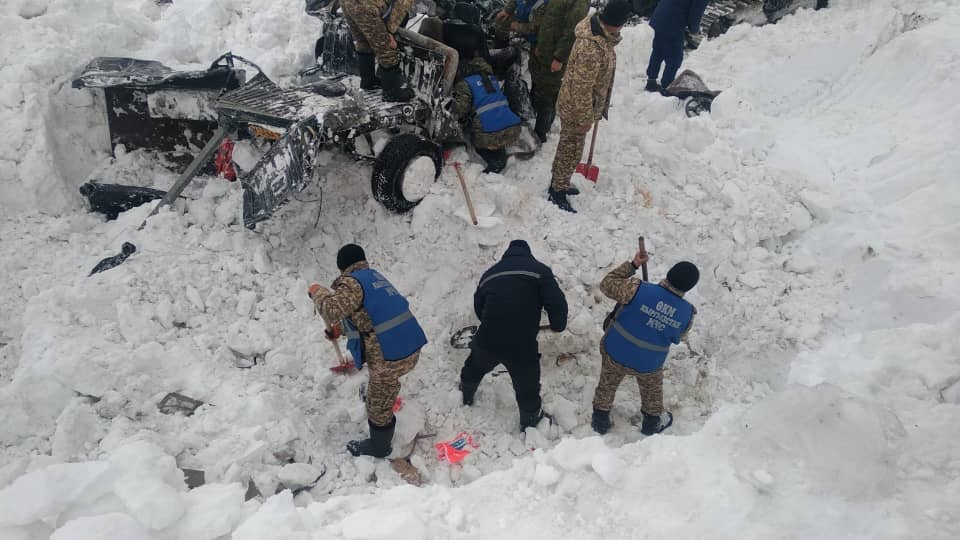 Оставшийся под лавиной пикап