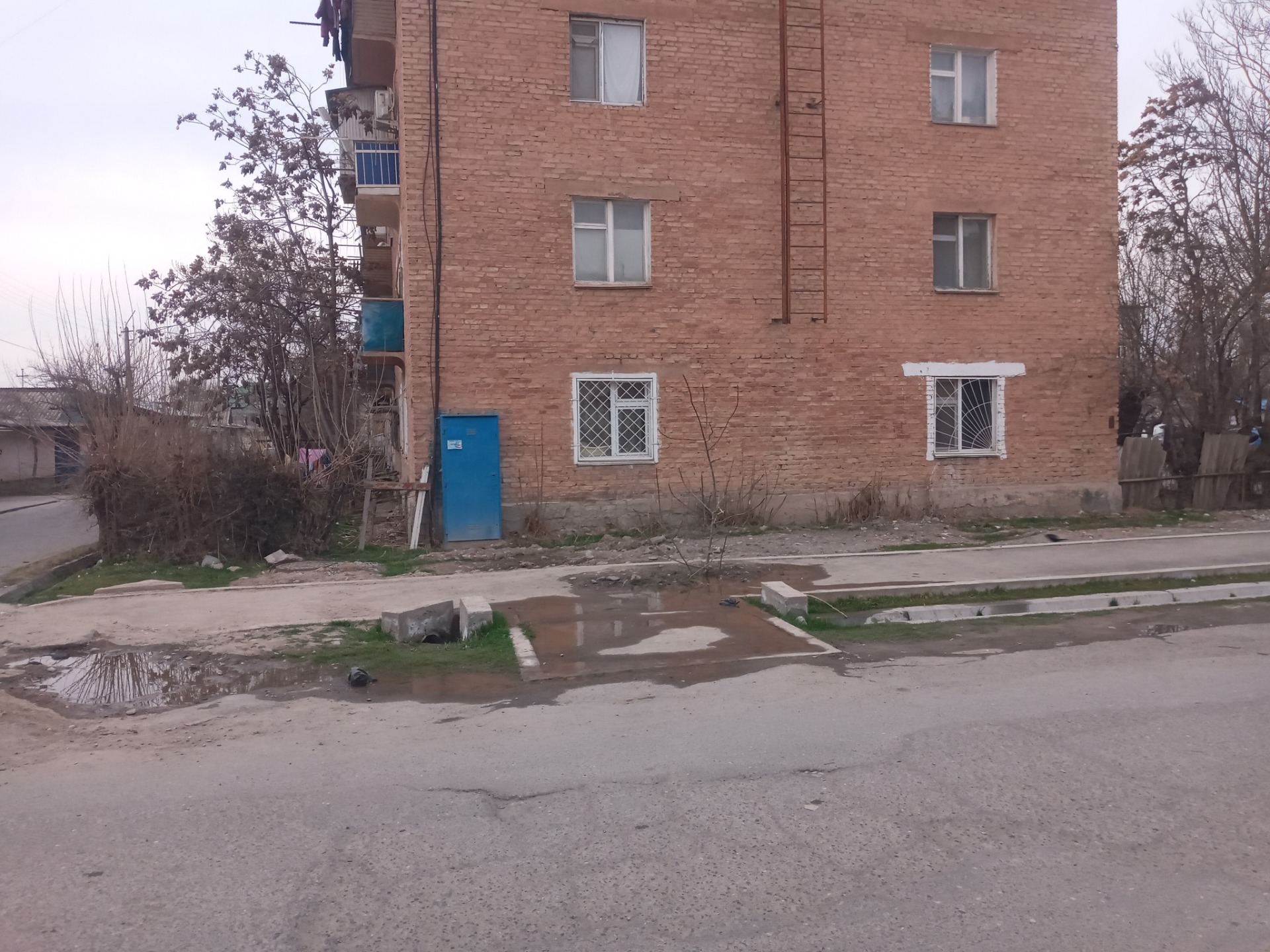 Житель Джалал-Абада просит устранить разрыв водопровода в городе