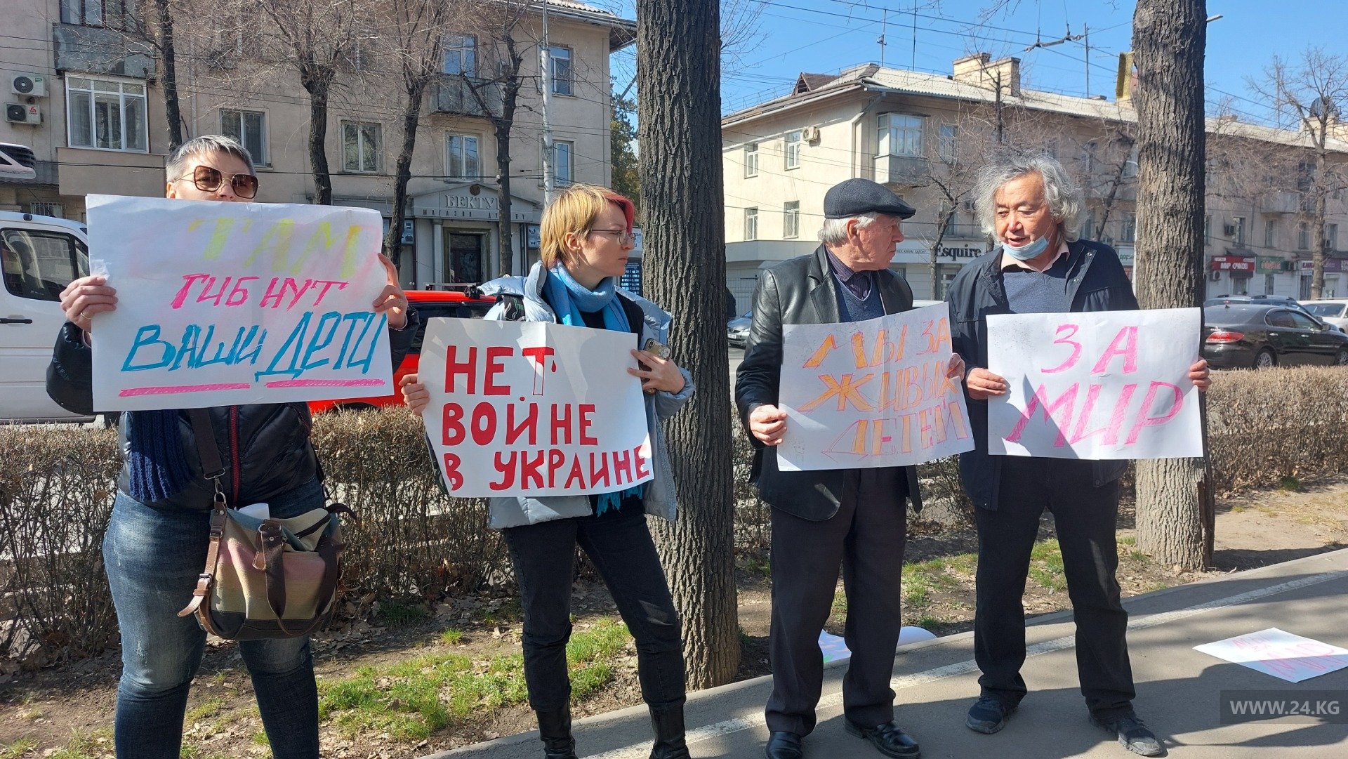 Митинг у здания посольства России в КР