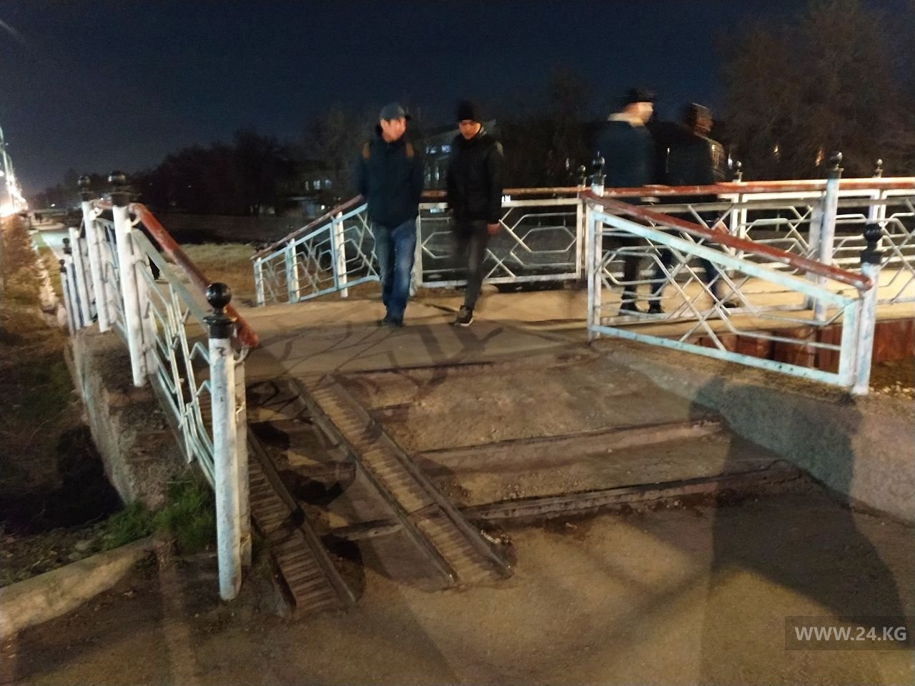 Мост на пересечении улиц Ахунбаева и Малдыбаева в Бишкеке