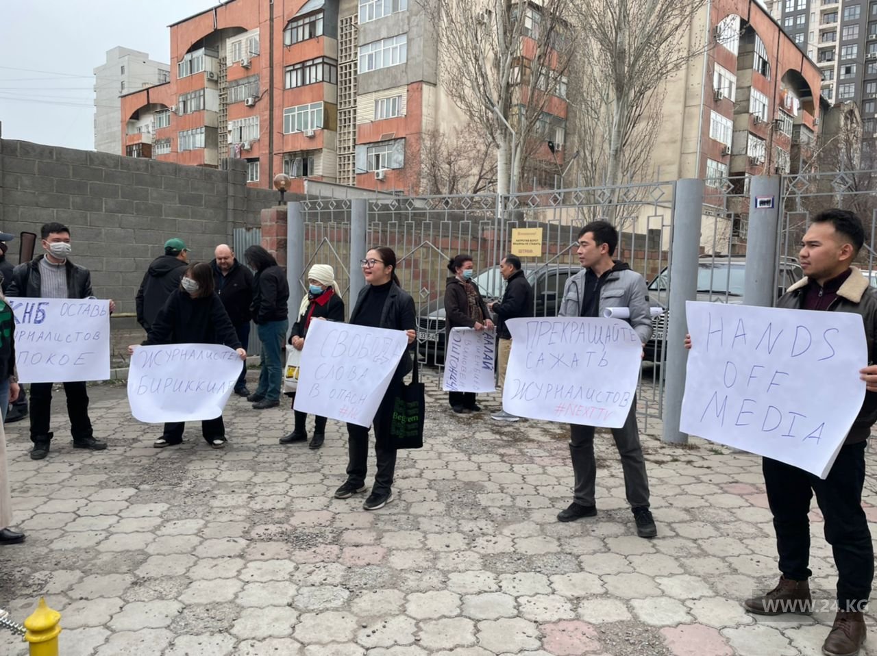 В Бишкеке возле Первомайского районного суда проходит мирная акция