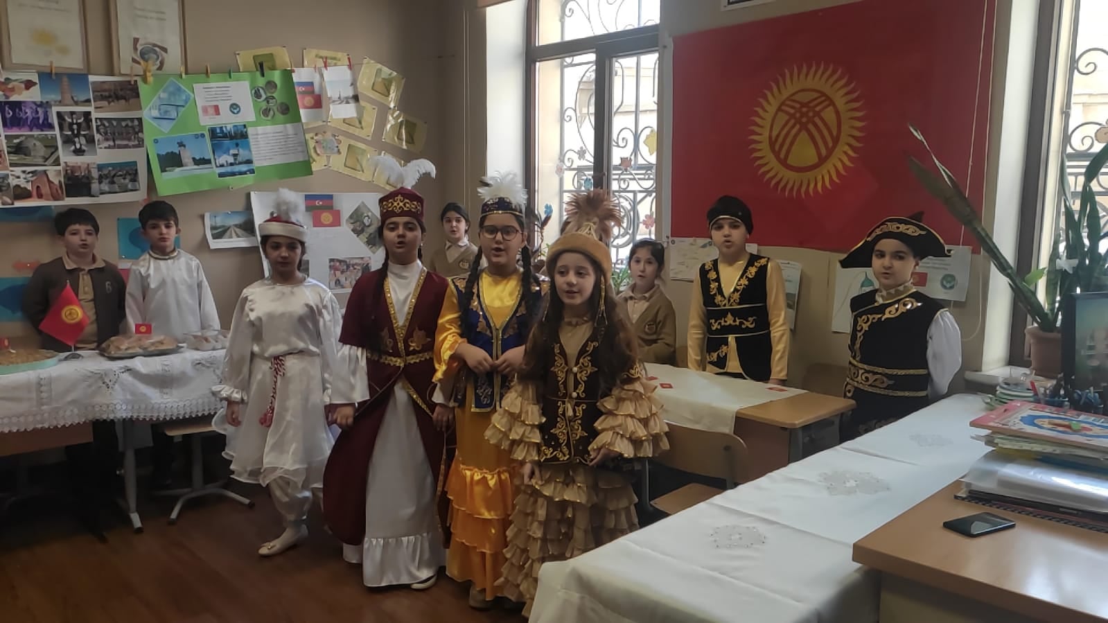 В одной из школ Баку с учениками поговорили о культуре и истории Кыргызстана