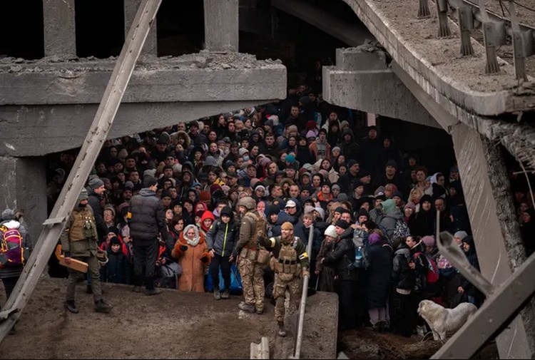 Эвакуация людей из города Ирпень, расположенного в 20 километрах к северо-западу от Киева