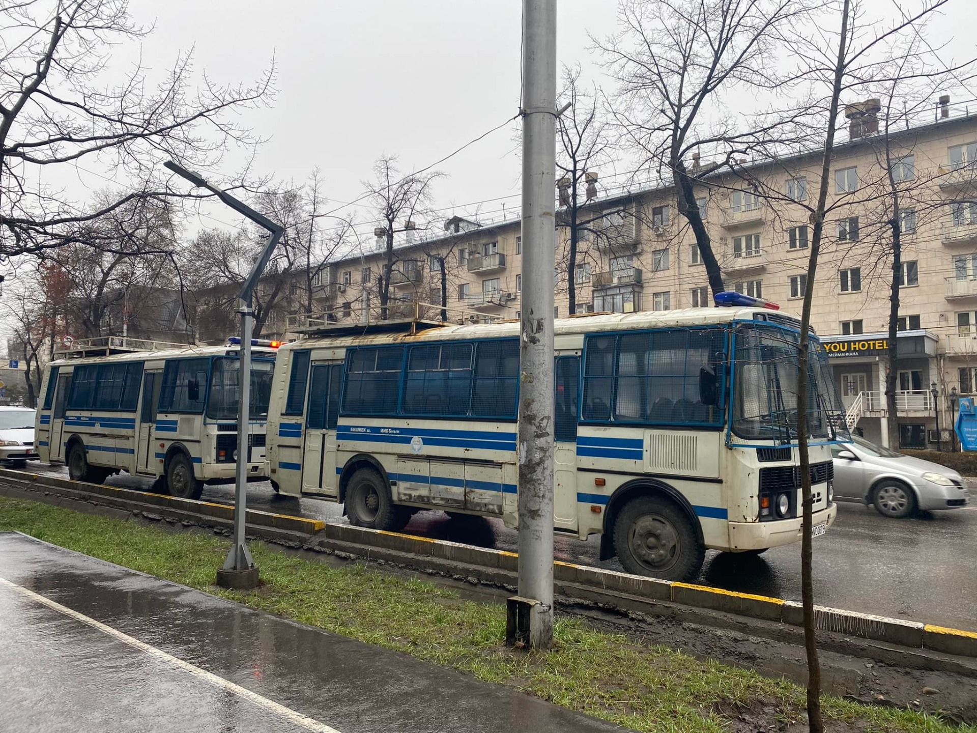 В Бишкеке возле посольства России в Кыргызстане стоят автозаки