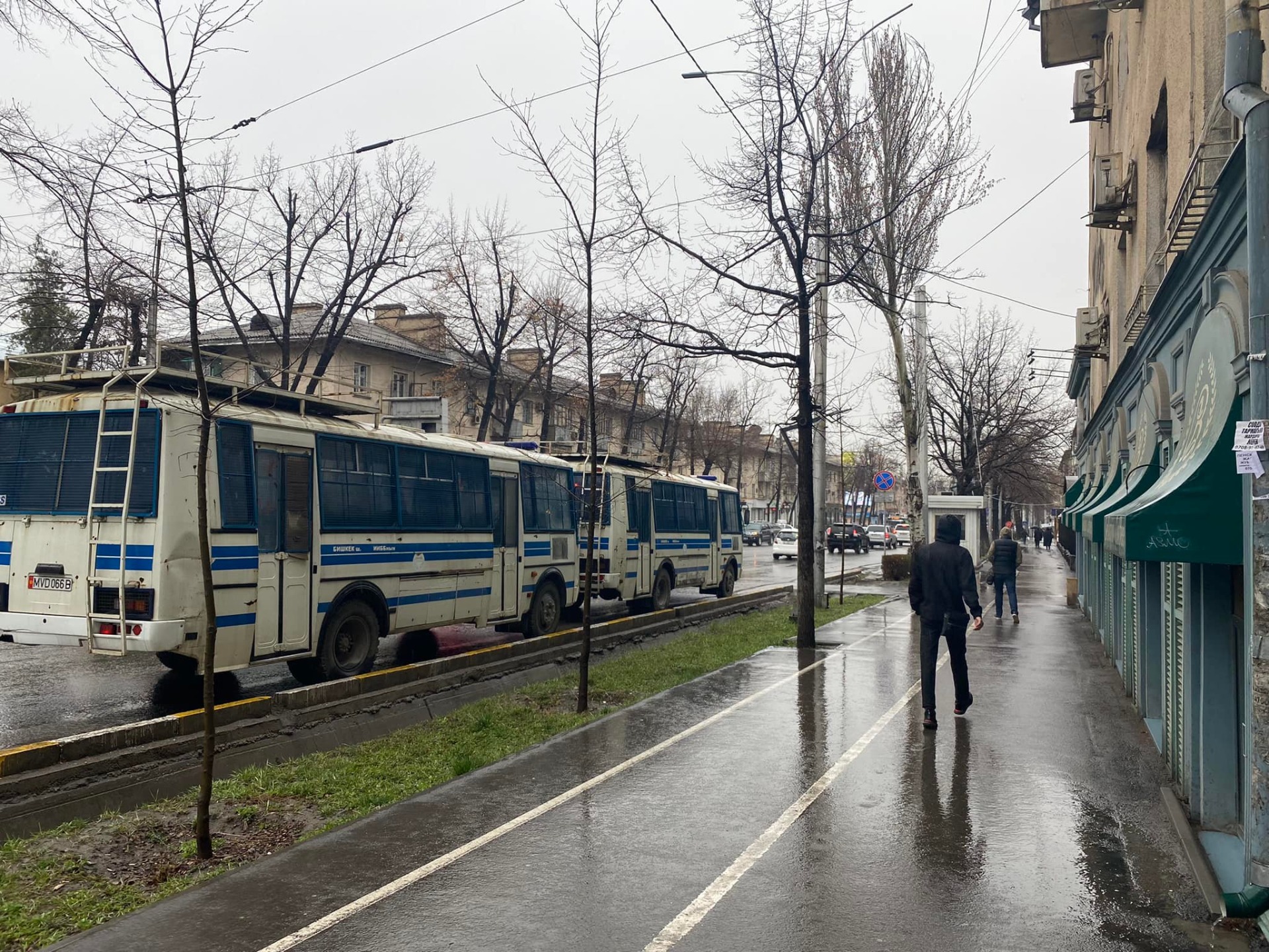 В Бишкеке возле посольства России в Кыргызстане стоят автозаки
