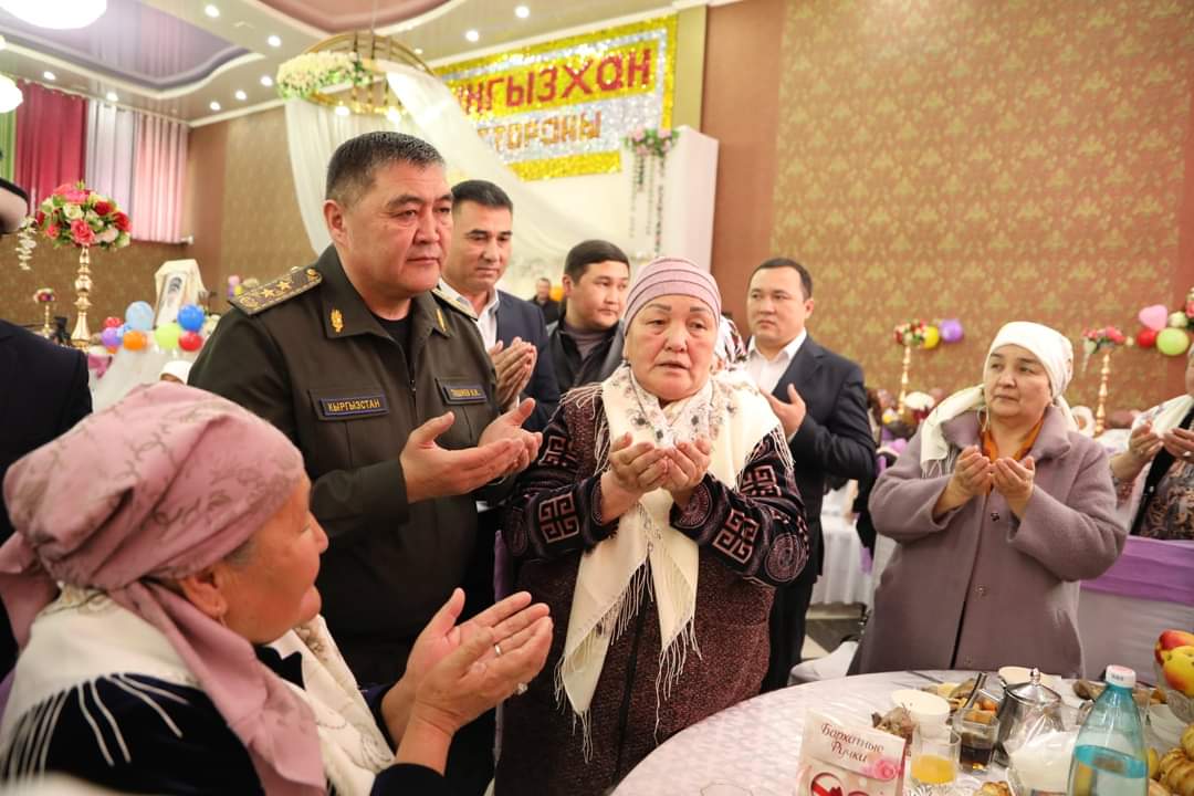 Камчыбек Ташиев поздравил матерей-героинь с 8 Марта