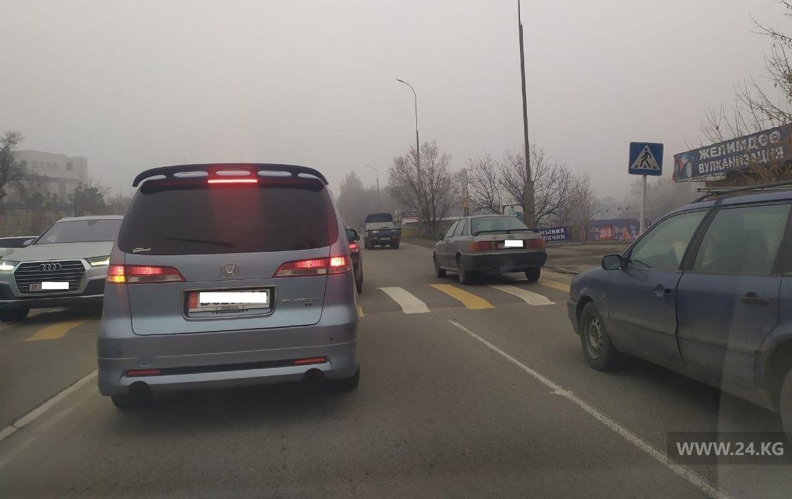 Затор на перекрестке Толстого и Ибраимова