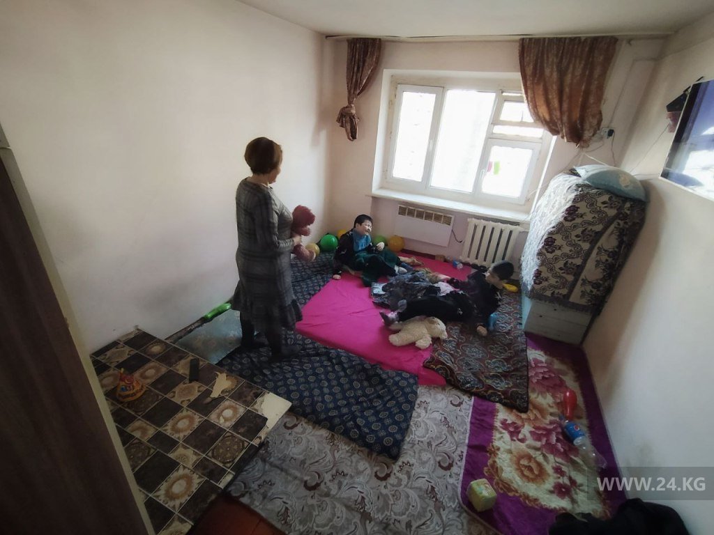 Комната общежития, в которой умещаются две семьи