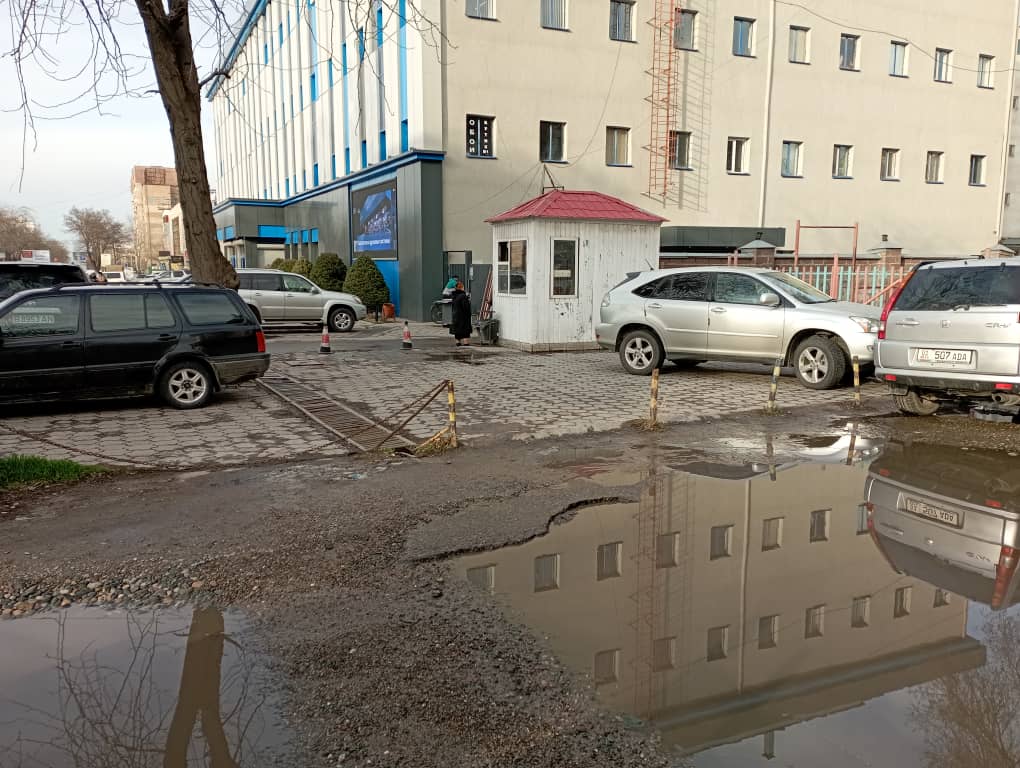 Такая лужа образуется после осадков