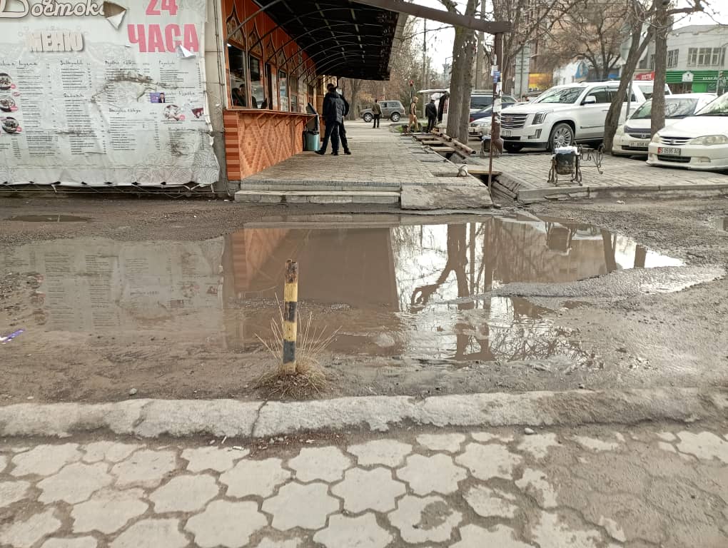Такая лужа образуется после осадков