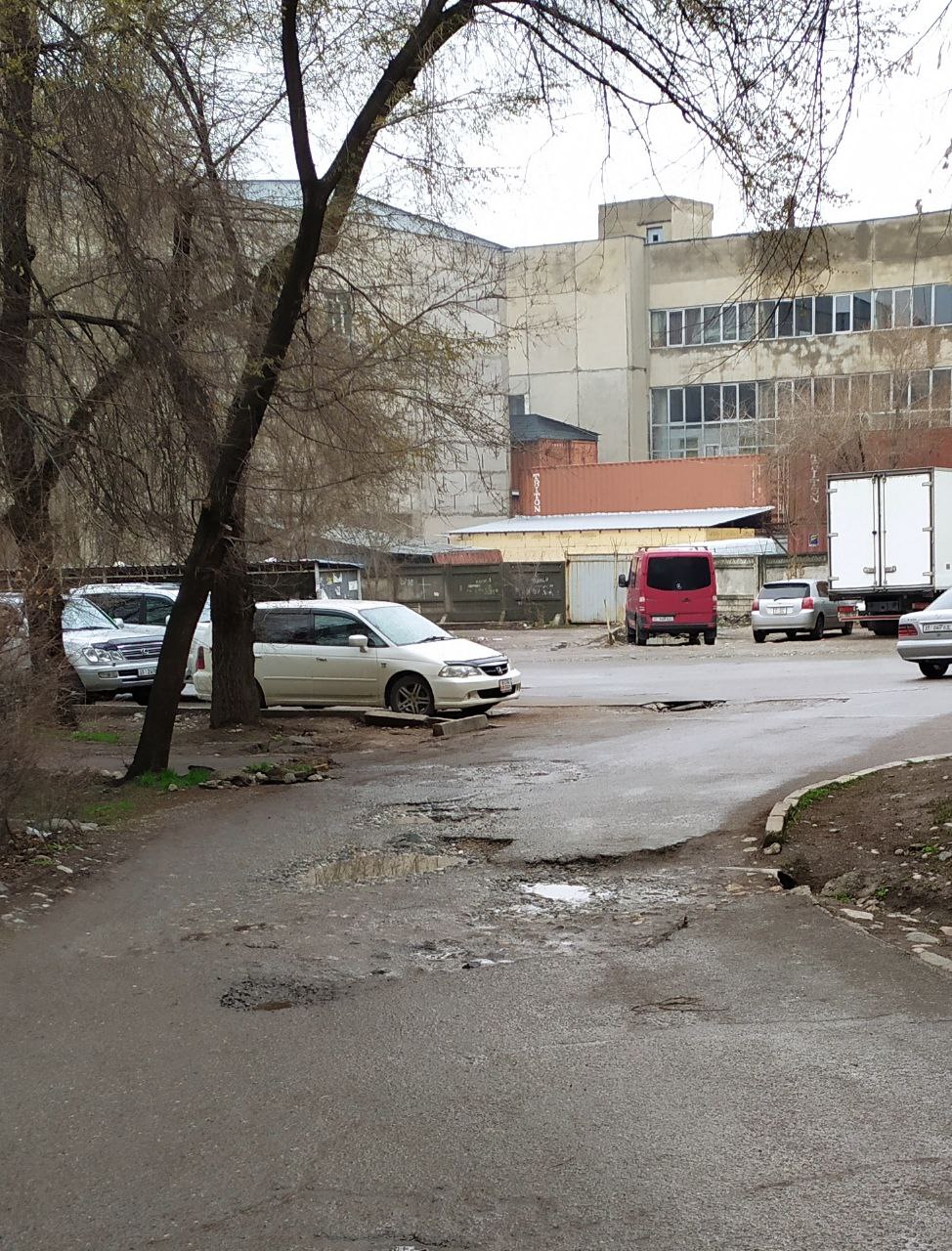 После ремонта сетей на улице Элебаева в Бишкеке асфальт не восстановили