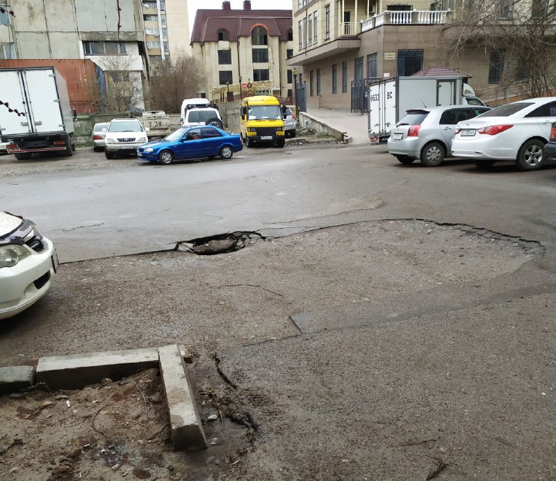 После ремонта сетей на улице Элебаева в Бишкеке асфальт не восстановили