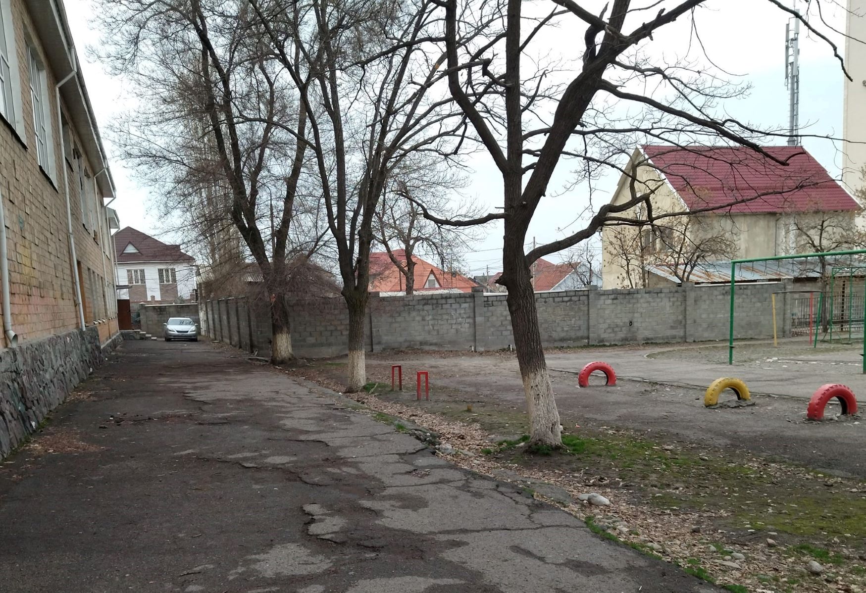 Бишкекчане просят проверить законность выделения участка под строительство на территории школы
