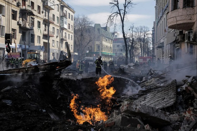 Пожарные тушат жилой дом после ракетного обстрела в Харькове