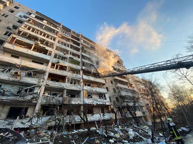 Попадание боеприпаса в жилой дом в Подольском районе Киева